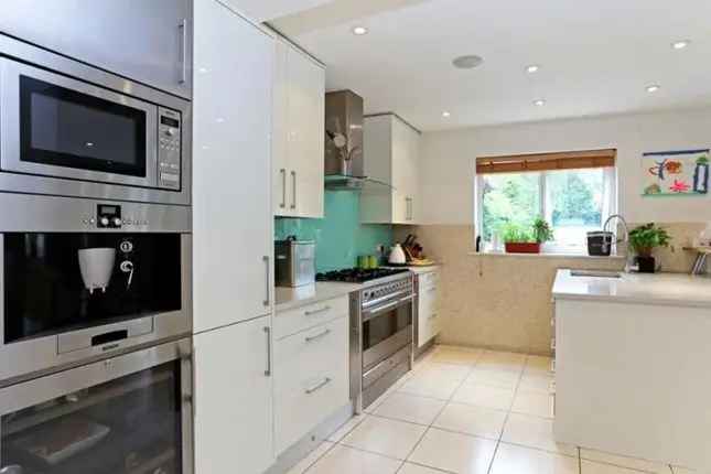 Detached house to rent in Edgwarebury Lane, Edgware HA8