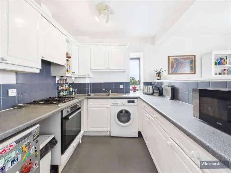 2 bed flat for sale