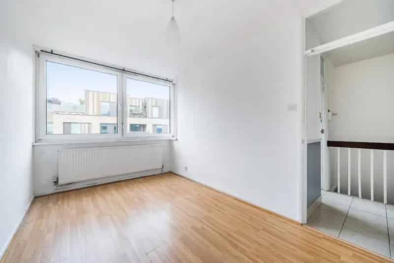 3 Bedroom Flat near Shoreditch High Street Chain Free