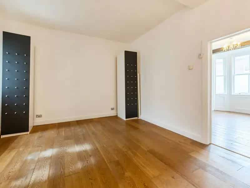One Bedroom Apartment Near Town Centre Elizabeth Line Station
