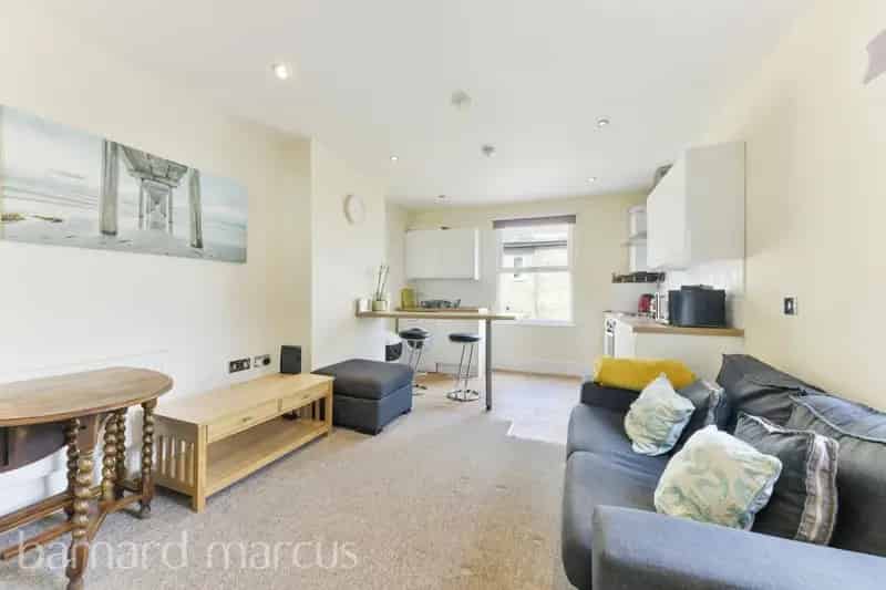Flat to Rent - Open Plan Living, Large Bedroom, Parking
