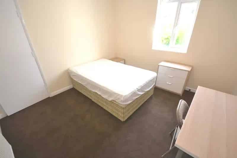 6 Bedroom House Near Reading University and Town Centre