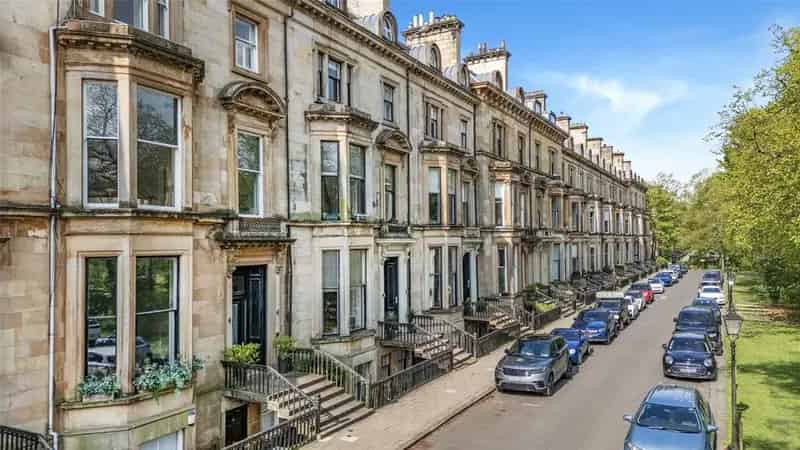 2 Bedroom Apartment for Sale in Elegant B-Listed Townhouse