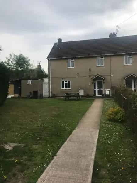 Thornbury House Near Amenities and Schools