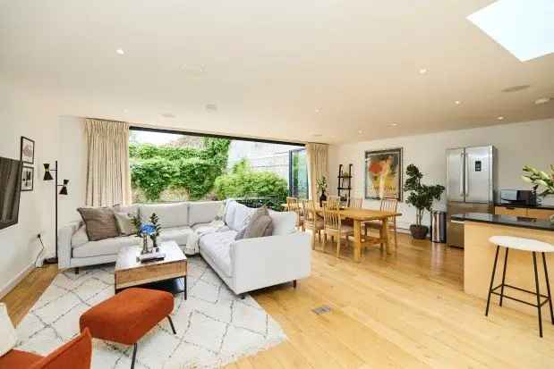 Flat to rent in Gwendolen Avenue, London SW15