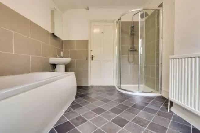 2 Bedroom Terraced House Near Town Centre and Train Station