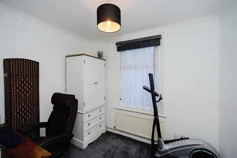 2-Bed Flat to Let - Modern Kitchen, Private Garden, Great Location