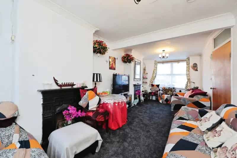 2 Bed Mid Terraced House Benskin Road Watford