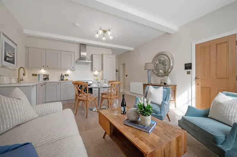 2-Bed Luxury Apartment Lichfield City Centre - Grade II Listed Building