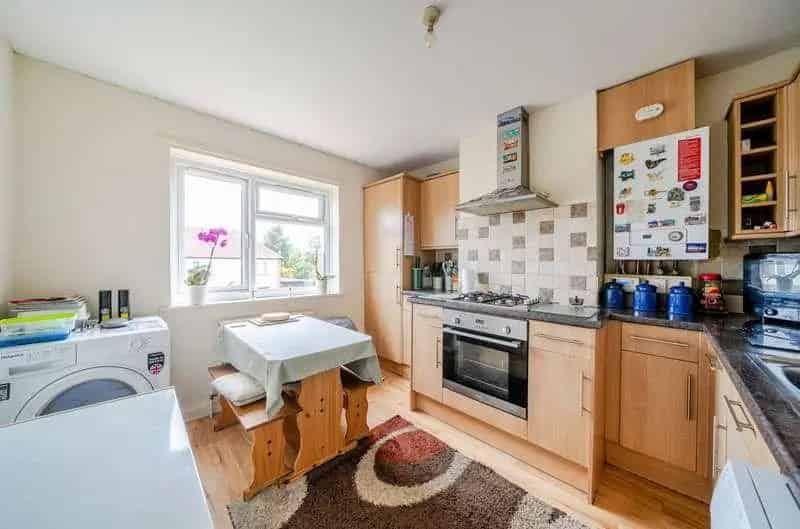 2 Bed Flat for Sale near Guildford - Spacious Maisonette