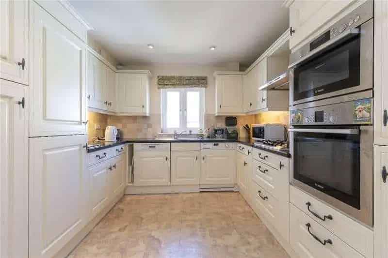 3 Bed Flat for Sale - Luxury Maisonette with Parking and Garden