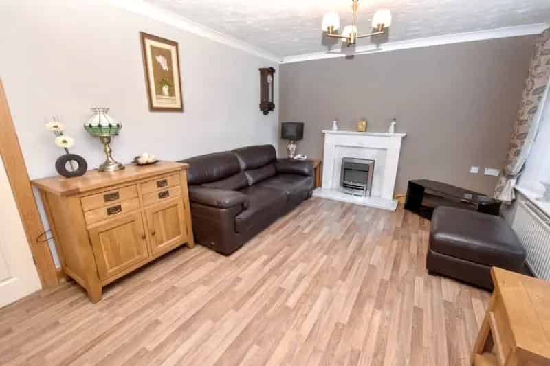 3 Bed Detached House New Farnley Modern Kitchen Garage