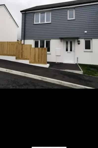 Spacious 3 Bedroom House with Large Garden and Driveway
