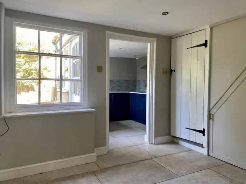 3 Bedroom Period Cottage Stratton  Off Road Parking Private Garden