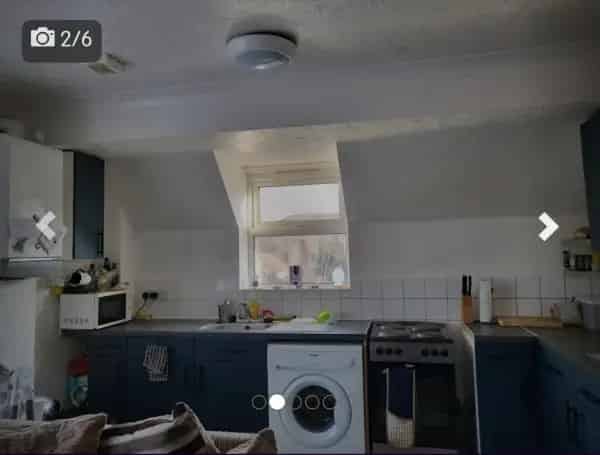 2 Bedroom Flat Near Shops and Transport