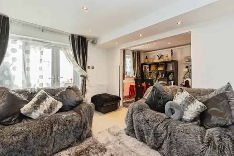 3 Bedroom Extended Family Home with Garage and Garden