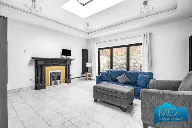 Flat for sale in Frognal, Hampstead, London NW3