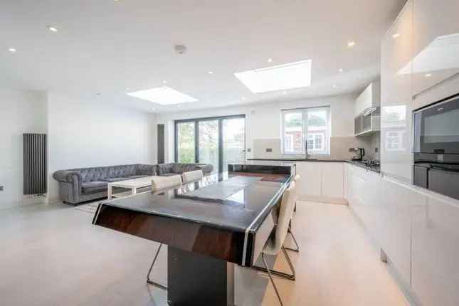 4 Bedroom House to Rent in Acton W3 - Zero Deposit Available