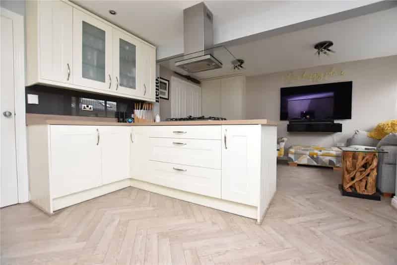 Four Bedroom Detached House with Modern Kitchen and Garden