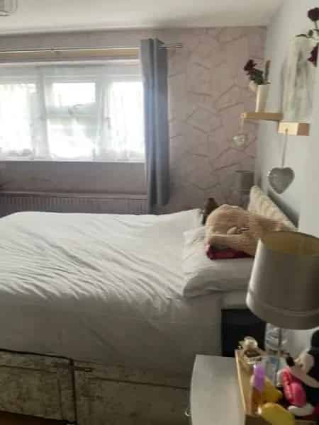 1 Bed GFF Flat Newly Decorated Wooden Floors Wetroom Garden Close to Shops Schools