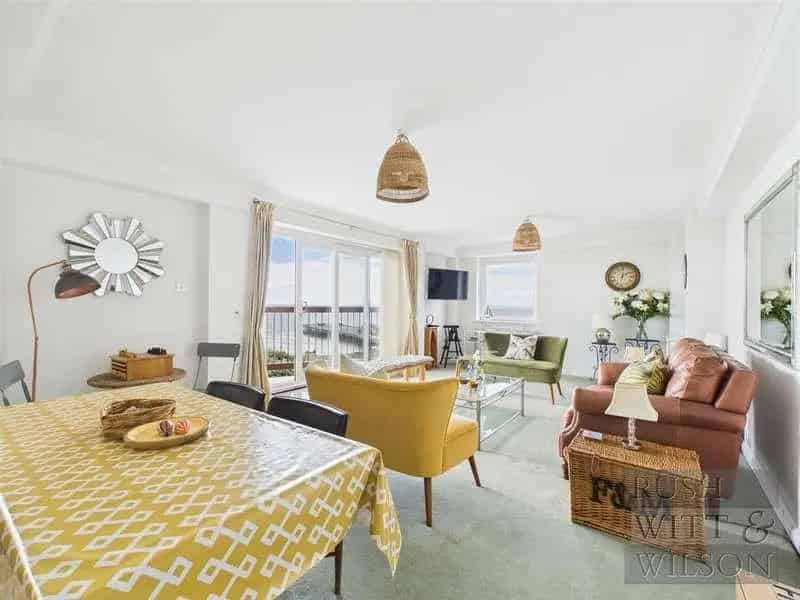 2 Bed Flat for Sale Hastings Sea Views Chain Free