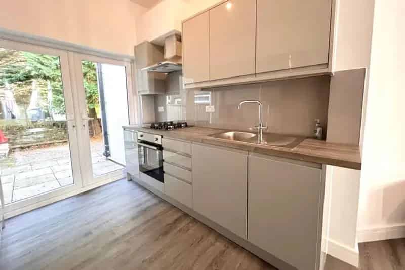 6 Bedroom House Available Immediately Near Amenities