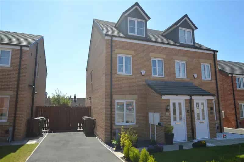 3 Bedroom Semi Detached House Family Home Modern Kitchen Garden Parking