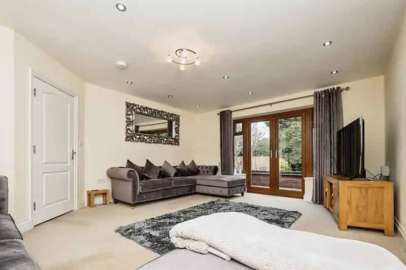 6 Bedroom Detached House For Sale