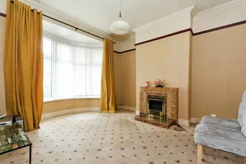 4 Bedroom Mid Terrace House Near Shops and Amenities