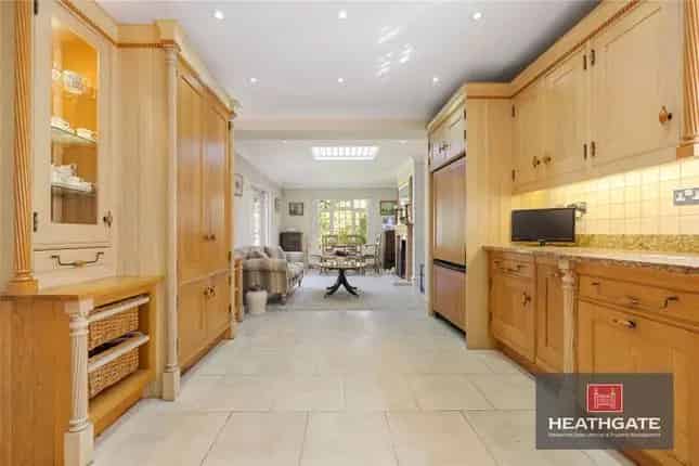 Detached House for Sale in London N2