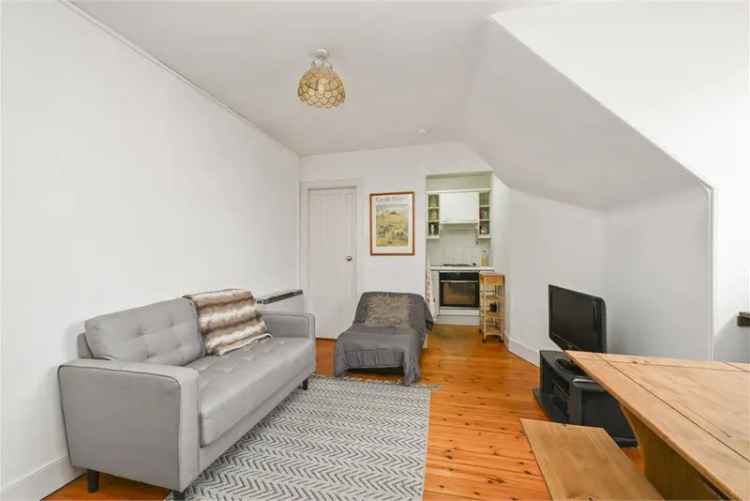 Bright Studio Flat in Edinburgh's Old Town with Arthur's Seat Views
