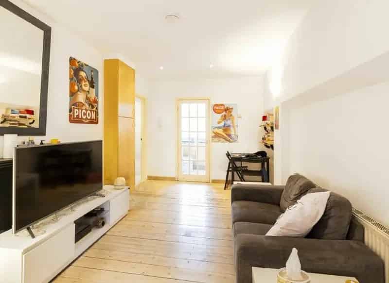 City Access Studio Flat with Private Balcony