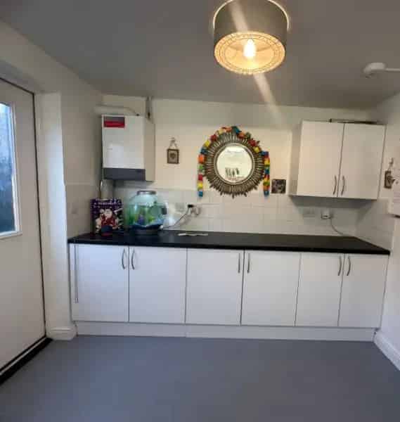 3 Bed End House with Dining Room Near Town