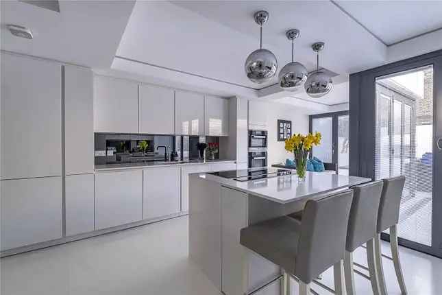 5 Bedroom Terraced House for Sale in London