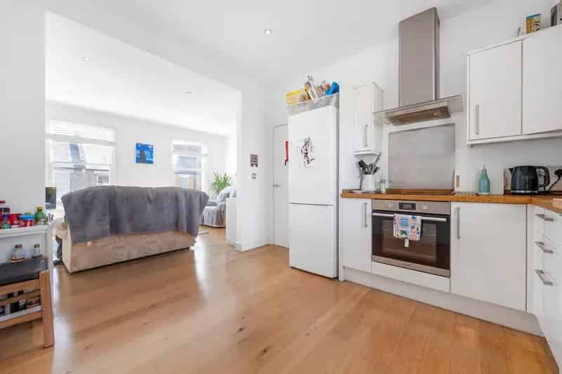 3 Bedroom Flat House to Rent in Brixton