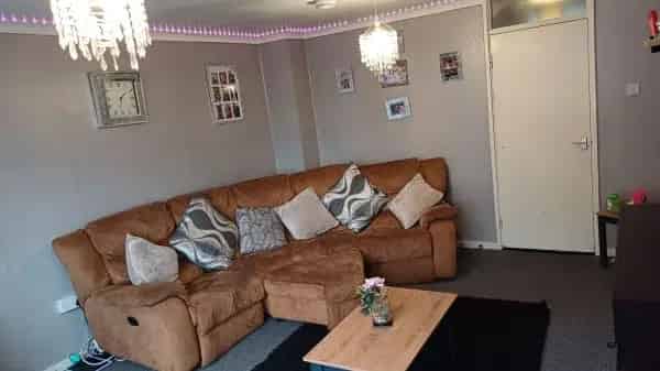4 Bed House with Garage New Kitchen and Bathroom