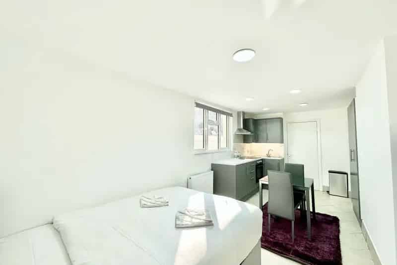 Stylish Studio Flat Penywern Road Modern Open Kitchen Bathroom