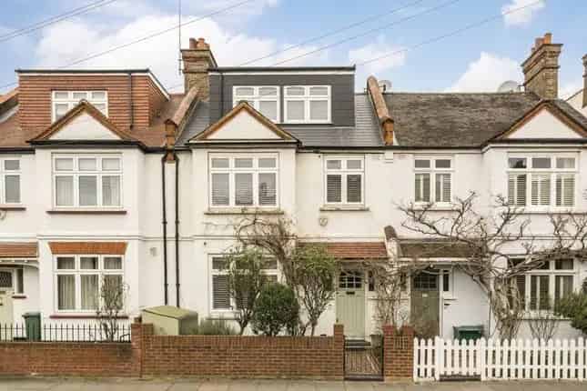 Fulham Family Home: 3-Floor Terrace with Garden Studio Near South Park