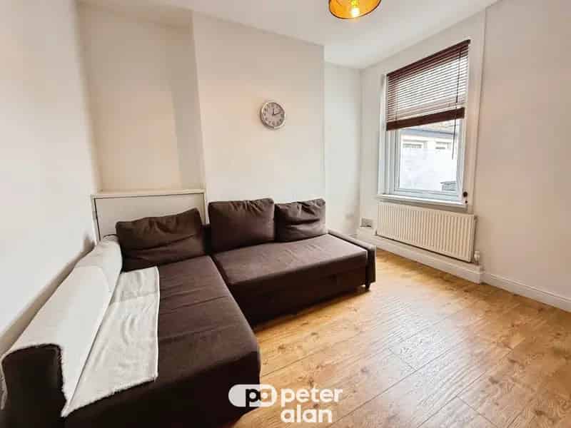 Modern Two Bedroom House in Roath Available Now