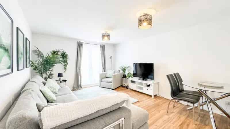 2 Bedroom Apartment For Sale - No Onward Chain