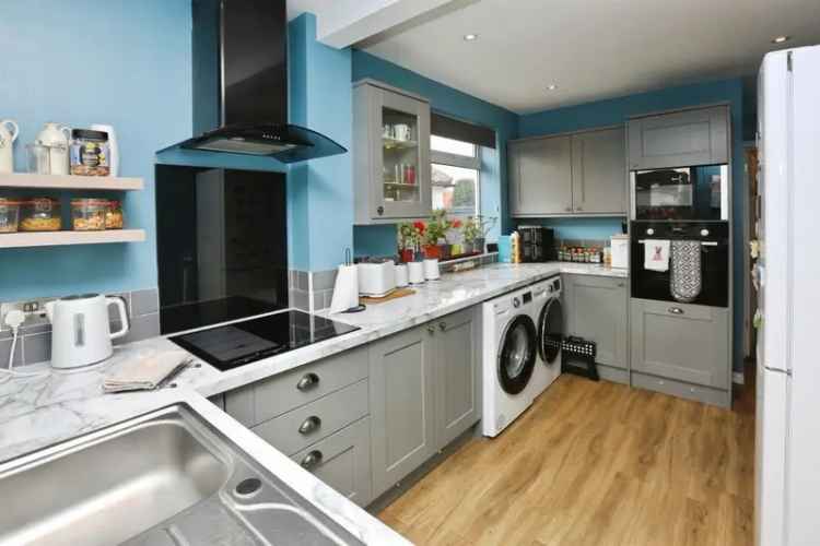 Cozy Portchester Bungalow: 2 Double Bedrooms, Garden & Summer House