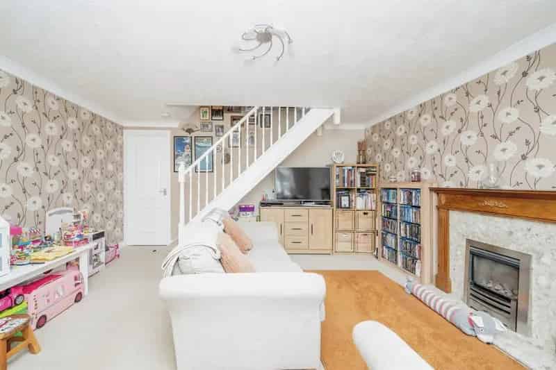 3 Bedroom Family Home with Garage and Garden