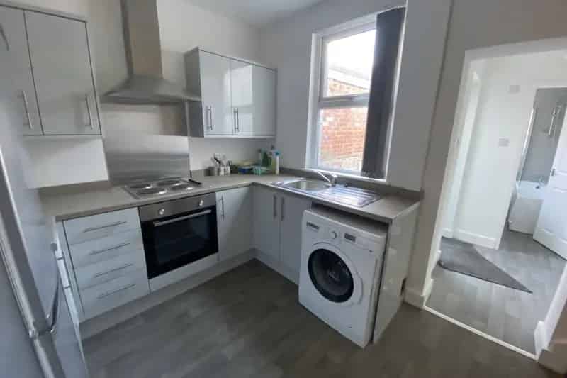 Two Bedroom Terraced House Near Schools and Transport