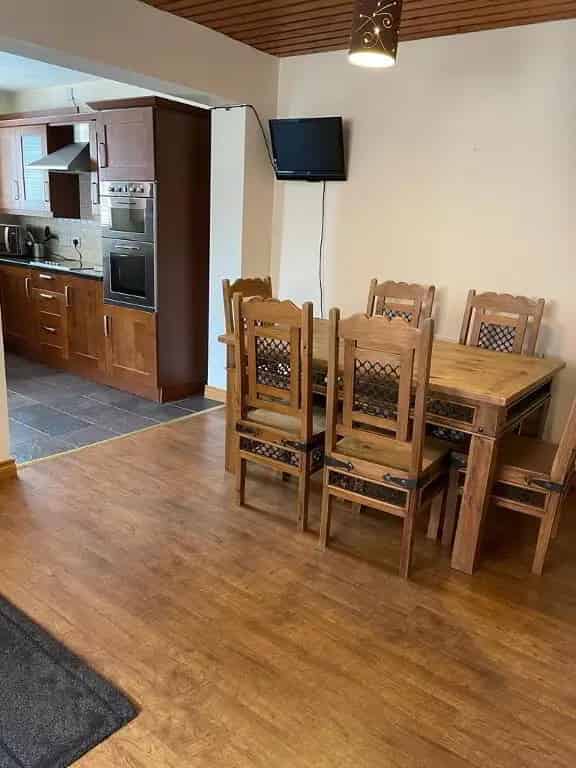 3 Bed Semi-Detached House with Garage and Driveway