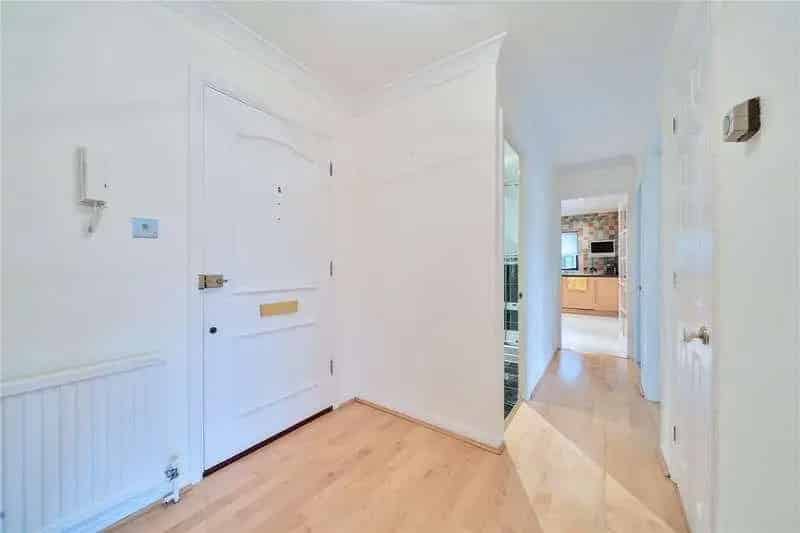 2 Bed Flat for Sale Chain Free Ensuite Garage Parking
