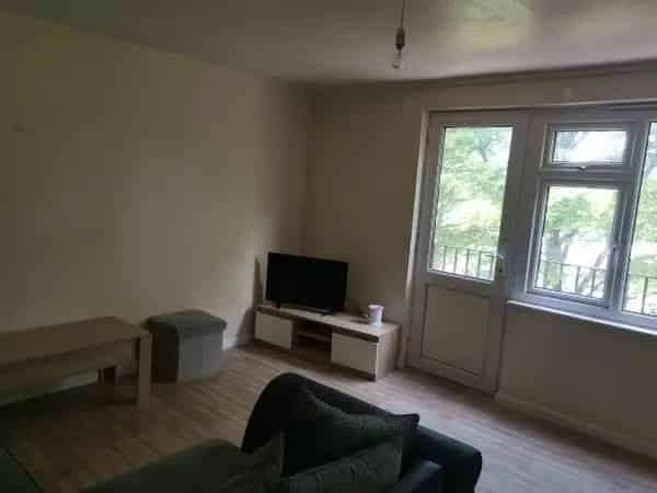 2 Bed First Floor Flat Near Shops Schools and Train Station