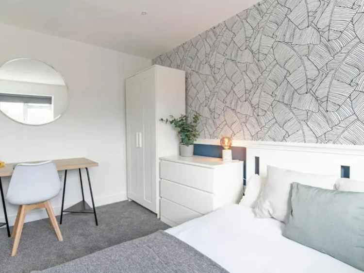 Refurbished Shared House in Winchester Modern Kitchen and Garden