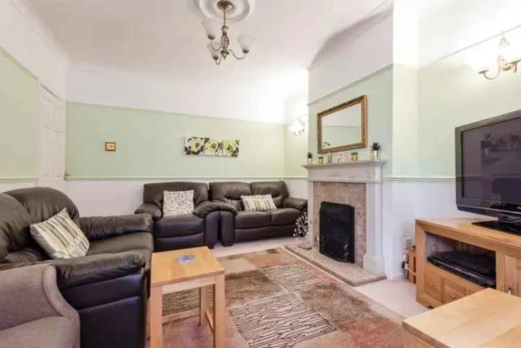 Bungalow For Sale in Hitchin Road, Luton, England