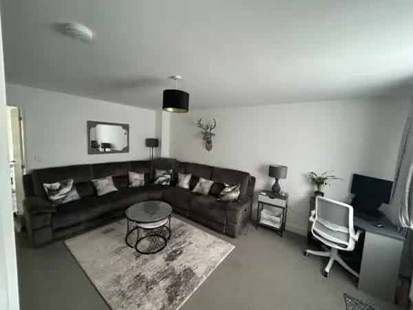 3 Double Bedroom House Near Schools and Train Station