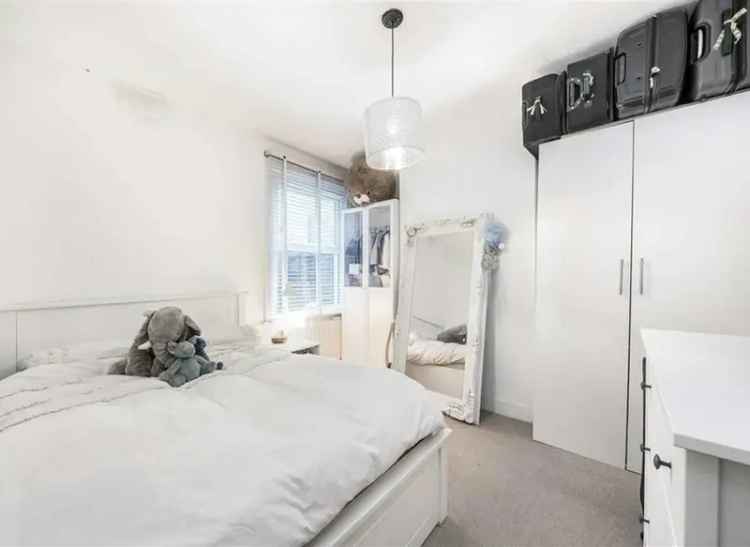 Maisonette For Sale in Malyons Road, London, England